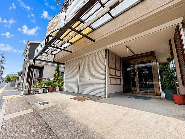 店舗への入り口と住居部分が別になっております。車庫スペースもございますのでお車の横づけも可能です。