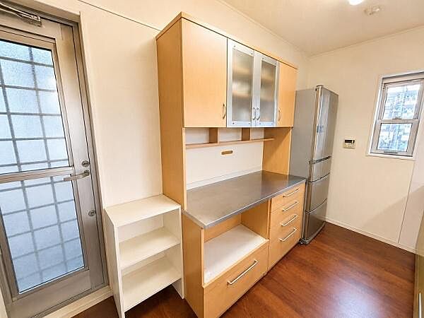 【一部家財撤去後イメージ写真】キッチン裏手には食器棚を配置するスペースもございます。カップボードを追加するのもいいですね。サイドバルコニーもございますので生ゴミ等の置場としても活用いただけます。