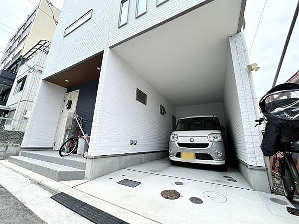 駐車スペースはゆったりと横幅2.5ｍを確保。ハイルーフ車を停めれる天井高もありお車のサイズも幅広くご検討いただけます。また、自転車等の駐輪スペースもございます。