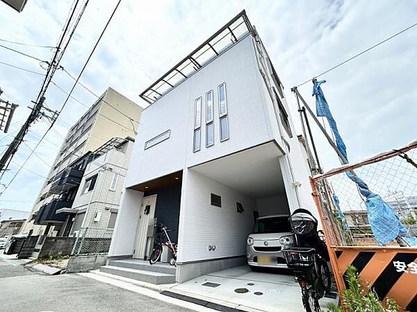 好立地なのに静かな住宅地に佇む外観は、優しいホワイトカラーで飽きの来ない外観となっております。汚れも目立ちにくく日々の暮らしに穏やかさと安らぎをもたらしますね。