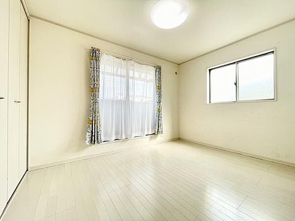 大容量クローゼットを備えた、収納力の高い洋室。お部屋をすっきりと保ちやすく、ゆとりある暮らしをかなえます。