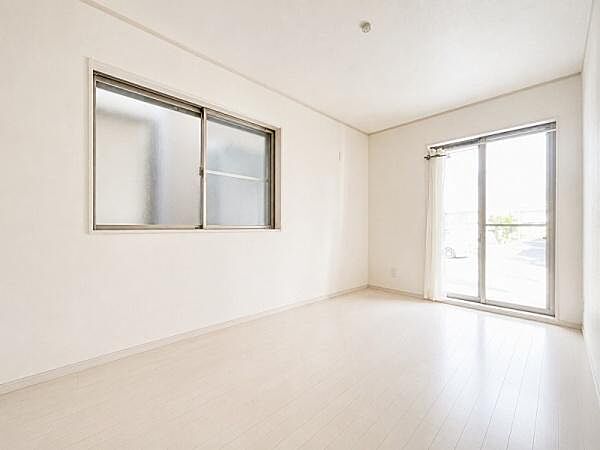 【一部家財撤去後イメージ写真】窓から陽光が差し込む明るく開放感のある洋室。2面採光で風通しも良く、快適な住環境です。クローゼット付きで収納力もあり、家具のレイアウトもしやすいゆとりある空間です。