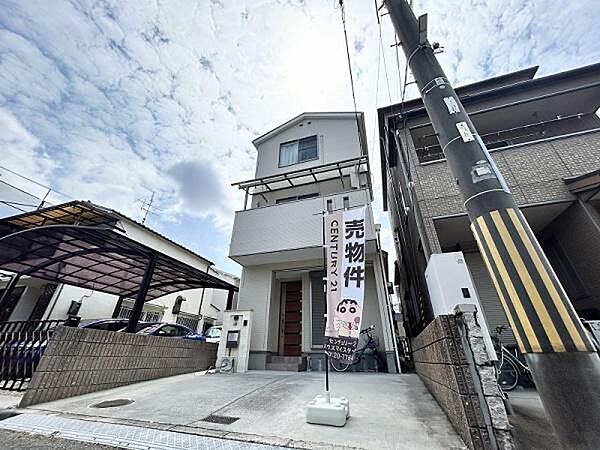 好立地なのに静かな住宅地に佇む外観は、優しいホワイトカラーで飽きの来ない外観となっております。汚れも目立ちにくく日々の暮らしに穏やかさと安らぎをもたらしますね。