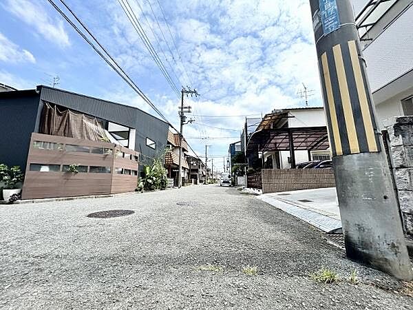 前面道路は車通りが少なく、お車の駐車が苦手な方もご安心頂けます。