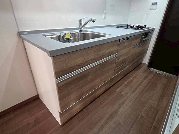 【リフォーム施工例】新しいシステムキッチンに入替ますので気持ちよくお使いいただけます。