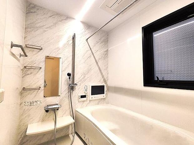 白を基調とした浴室は足を伸ばして入れるゆとりの一坪タイプ。天井はフラットラインLED照明でスッキリとし又、断熱性の高い保温浴槽なのでポカポカの温かいお風呂でゆっくりと癒されて下さい。
