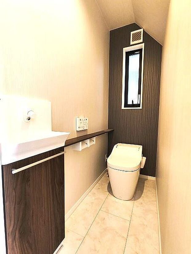 トイレは1階2階共に節水型タンクレスウォシュレットトイレを採用しておりタンクがない分圧迫感の少なさが魅力です。手洗い器付きキャビネットにペーパーホルダー上部にはロングカウンター付きとフル装備です。