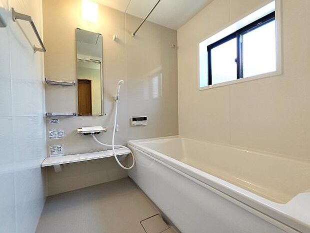 新設された白を基調とした浴室は足を伸ばしてゆったり入れるスクエアバスの一坪タイプ。浴槽は高断熱浴槽なのでポカポカの温かいお風呂でゆっくりと癒されて下さい。