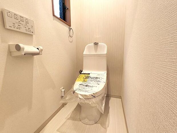 トイレは1階2階共に最新のウォシュレット機能付きにてリフォームされております。