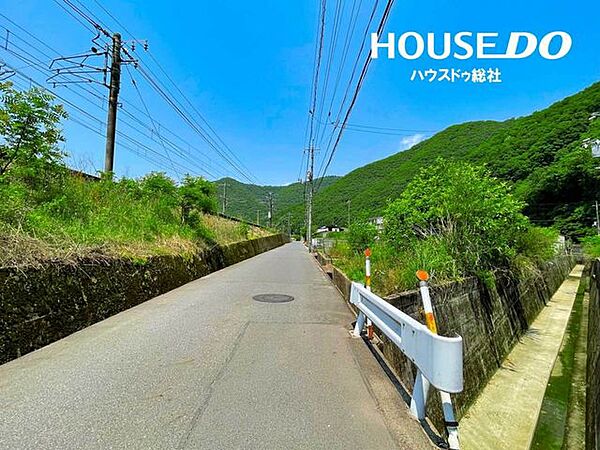 前面道路です。道路幅は約4.5ｍです。