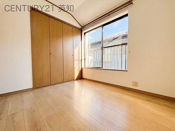 【2F洋室】バルコニーが広いので光が入り明るいです♪