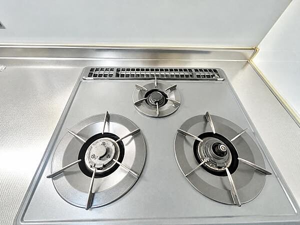 システムキッチンでゆったり使えます！3口コンロでお料理ラクラク♪