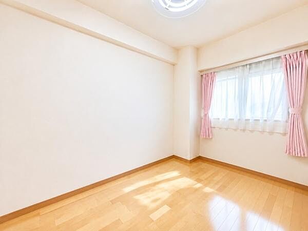 寝室や書斎、趣味のお部屋など、ライフスタイルに合わせて活用できる洋室です。