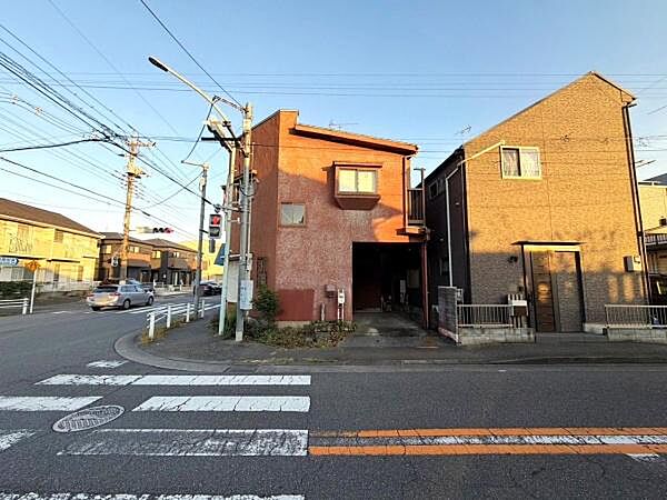 【現地】前道が広く、車の出し入れも行いやすいです。
