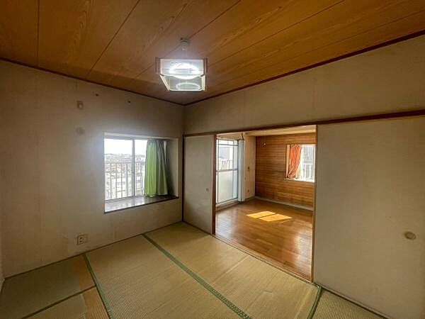 【和室】南東向きの窓から温かな陽光が差し込む、居心地の良い空間
