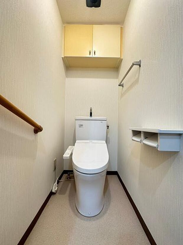 【トイレ】収納棚がついている個室トイレ。