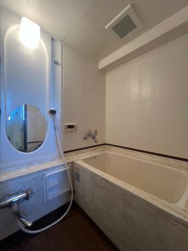 【浴室】足を伸ばしてゆっくりくつろげる広さのあるバスルームです。