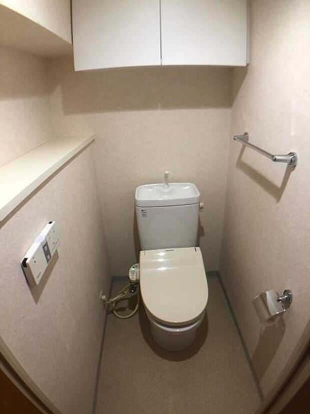 【トイレ】温水洗浄便座です。清潔感のあるトイレです。