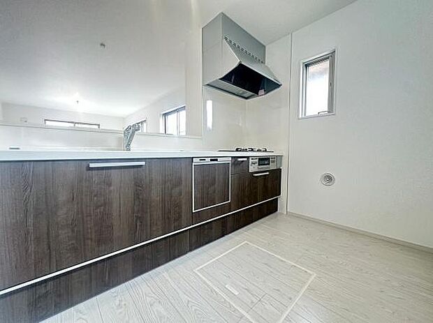 【システムキッチン】冷蔵庫置き場もあり、食器棚も十分設置可能な広さのあるキッチンスペースです
