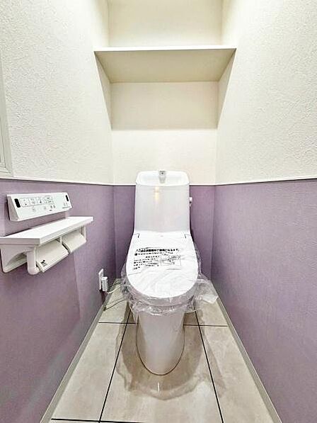 【トイレ】上部に収納スペースがあり使いやすいトイレです。温水洗浄便座付で快適にご使用いただけます。