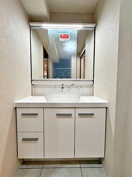 【洗面台・洗面所】ミラーキャビネットと下部収納を備えた、収納力のある洗面化粧台です。