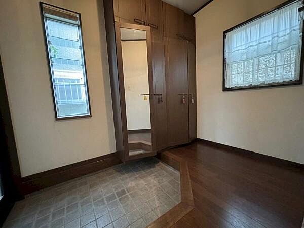 【玄関】広々とした玄関※ＡＩ加工により荷物・私物を除去加工しています。実際の状況と異なる場合があります。