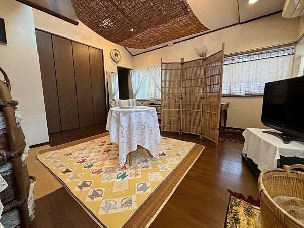 【洋室】ナチュラルテイストの優しい色合いの内装※ＡＩ加工により荷物・私物を除去加工しています。実際の状況と異なる場合があります。