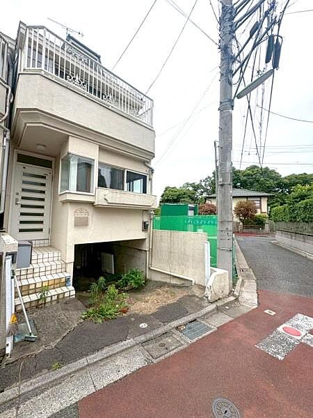 【前面道路】交通量の少ない前道で出入りも安心です。