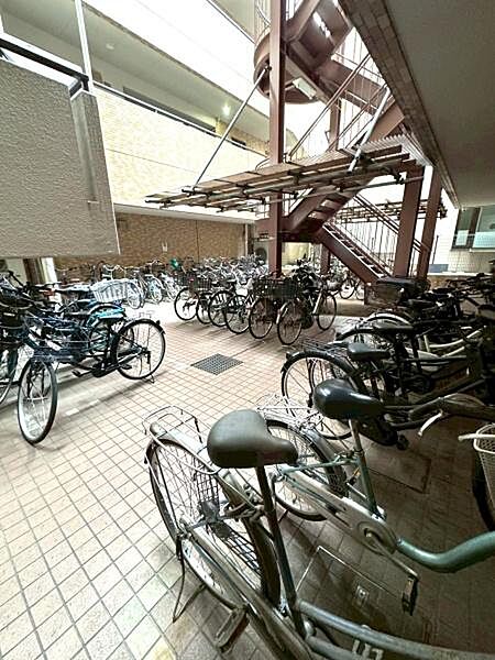 【駐輪場】マンション敷地内にある駐輪場です。
