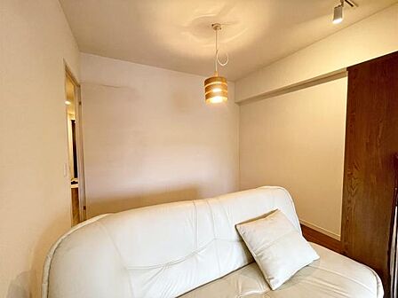 【洋室】どんな家具にも合わせやすい洋室※AI加工で荷物など除去加工しています。実際の状況と異なる場合があります。
