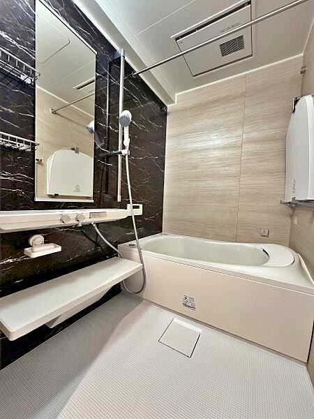 【浴室】ゆったりくつろげるバスルーム※AI加工により荷物など除去加工しています。実際の状況と異なる場合があります。