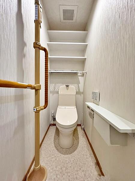 【トイレ】上部棚やカウンターを設け、トイレ用品の収納や小物を飾るスペースとして活用できます※AI加工により荷物など除去加工しています。実際の状況と異なる場合があります。