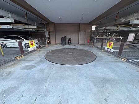 【駐車場】マンション敷地内にある駐車場