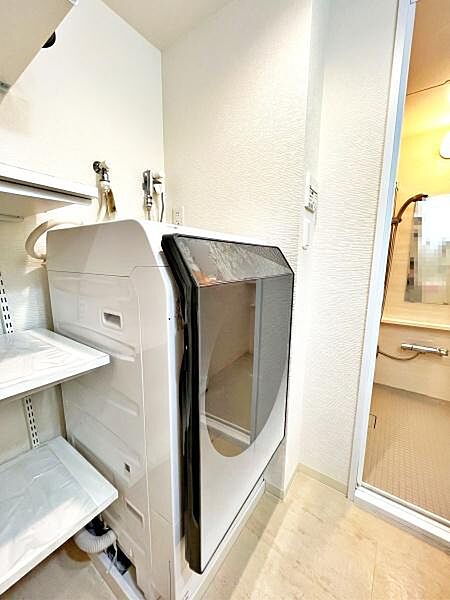 【洗面所】洗濯機置き場※ＡＩ加工済：残置物を消去し、一部構造が実際と異なる場合があります。