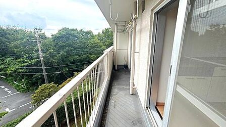 【バルコニー】陽当たり・通風環境良好な南西向きバルコニーです。