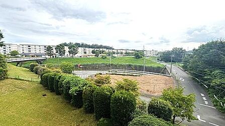 【バルコニー】バルコニーからの眺め。目の前に遮る建物がなく、開放感ある眺望を楽しめます。