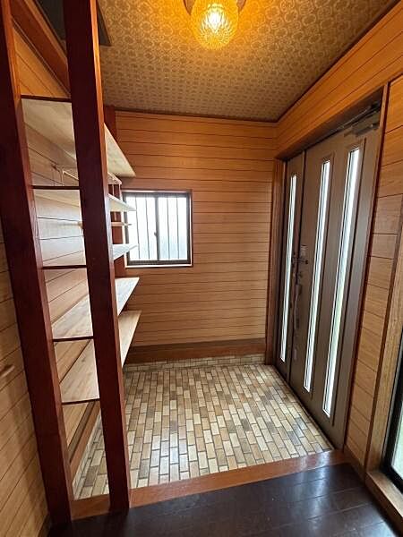 【玄関】広々とした玄関。※AI加工で荷物など除去加工しています。実際の状況と異なる場合があります。