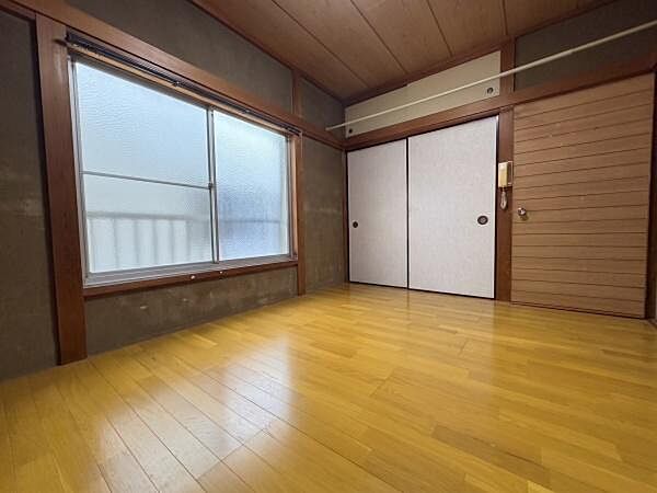 【洋室】ナチュラルで明るい空間。※ＡＩ加工済：残置物などを消去し、一部構造が実際と異なる場合があります。