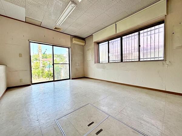 【洋室】陽光が差し込み明るい空間。※ＡＩ加工済：残置物を消去し、一部構造が実際と異なる場合があります。