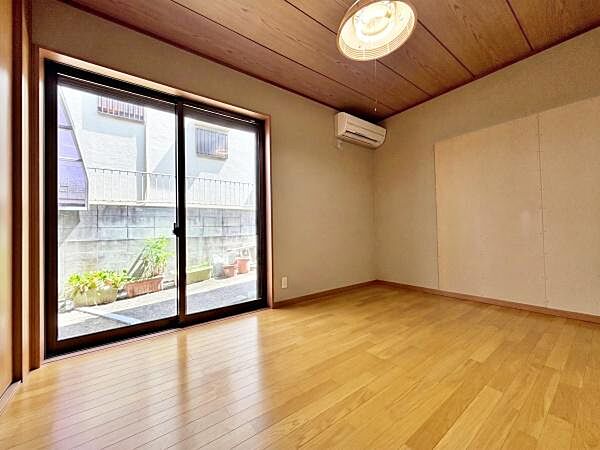 【洋室】どんな家具にも合わせやすい洋室。※ＡＩ加工済：残置物などを消去し、一部構造が実際と異なる場合があります。