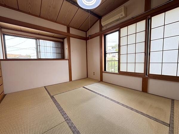 【和室】窓からはやわらかな自然光が差し込む心地よい空間。※ＡＩ加工済：残置物を消去し、一部構造が実際と異なる場合があります。