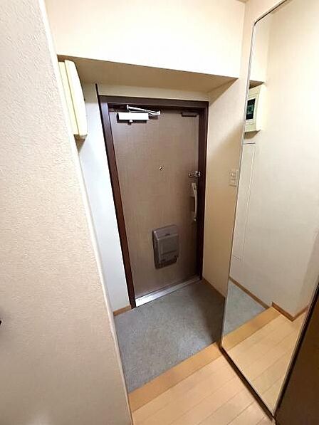【玄関】姿見付きの玄関で、お出かけ前の身だしなみチェックにも便利です。※ＡＩ加工済：残置物を消去し、一部構造が実際と異なる場合があります。