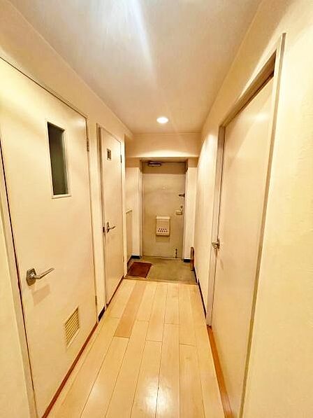 【その他】明るい廊下。※AI加工済:残置物を消去し、一部構造が実際と異なる場合があります。