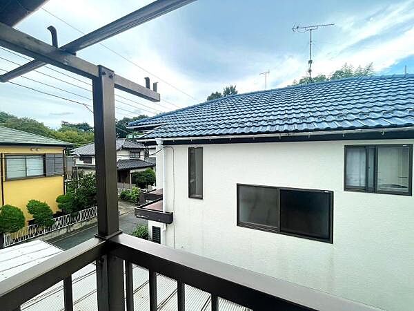 【バルコニー】緑豊かな景色と住宅街が広がる、穏やかな眺めです。
