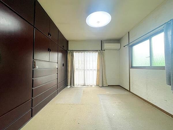 【洋室】2面採光で明るく風通しの良い洋室。寝室や書斎など、幅広い用途にお使いいただけます。