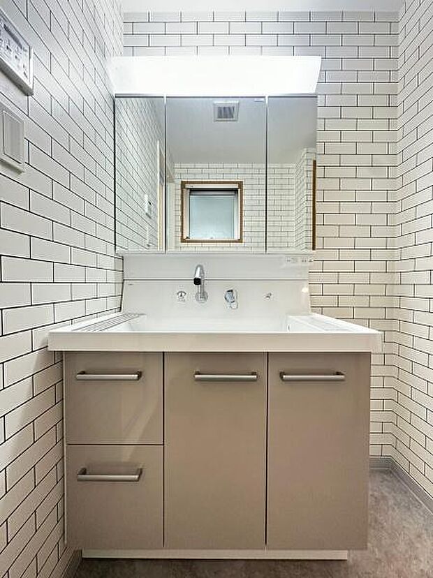 【洗面所】明るくワイドな鏡を備えた洗面化粧台。洗面下は日用品などたっぷり収納可能！洗面室にも窓付で自然換気が可能です。