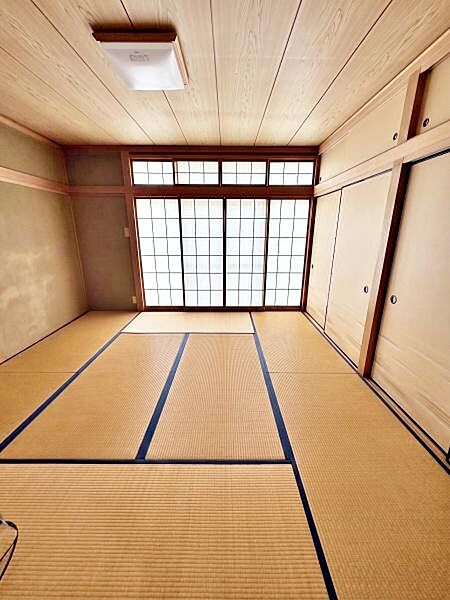 【和室】明るい雰囲気の和室。※ＡＩ加工済：残置物を消去し、一部構造が実際と異なる場合があります。