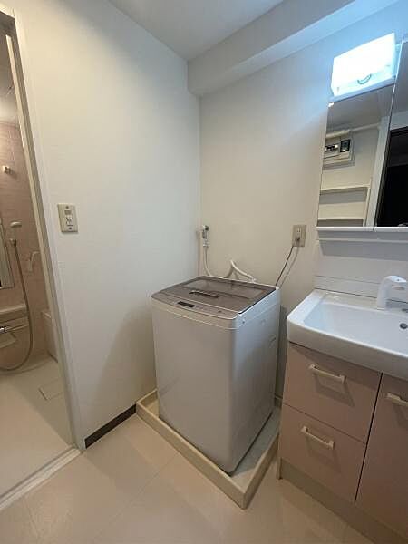 【洗面台・洗面所】洗面台と洗濯機置き場を備えた洗面室。※AI加工済：残置物の消去加工を行っています。実際の室内とは一部異なる場合があります。