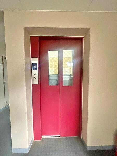 【エレベーター】マンションにはエレベーターを備えており、日々の移動もスムーズです。