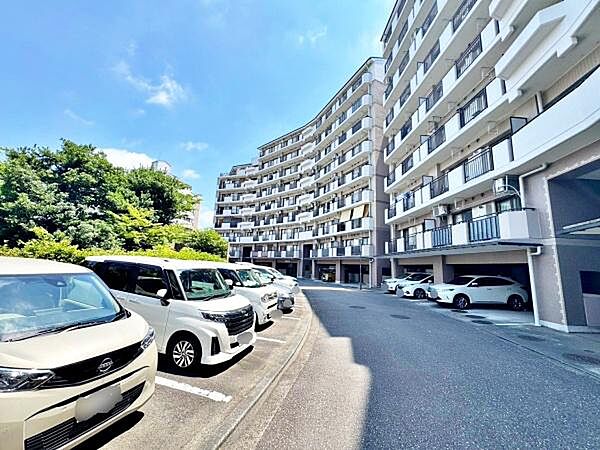 【駐車場】マンション敷地内にある駐車場